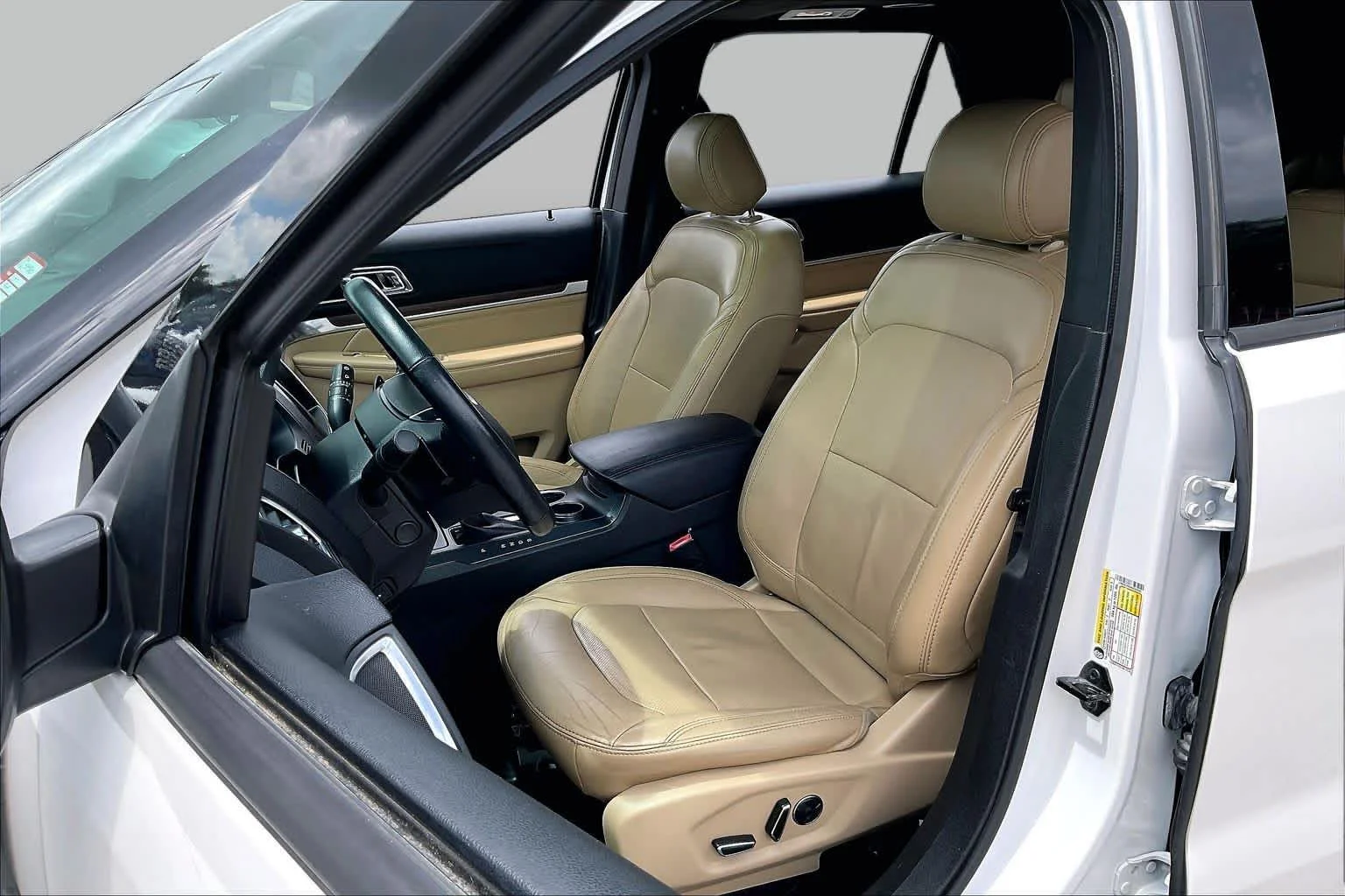 Used 2017 White Platinum Metallic Tri-Coat Ford Limited image 8