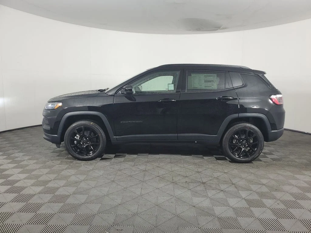 New 2026 Diamond Black Crystal Pearl-Coat Exterior Paint Jeep Latitude image 7
