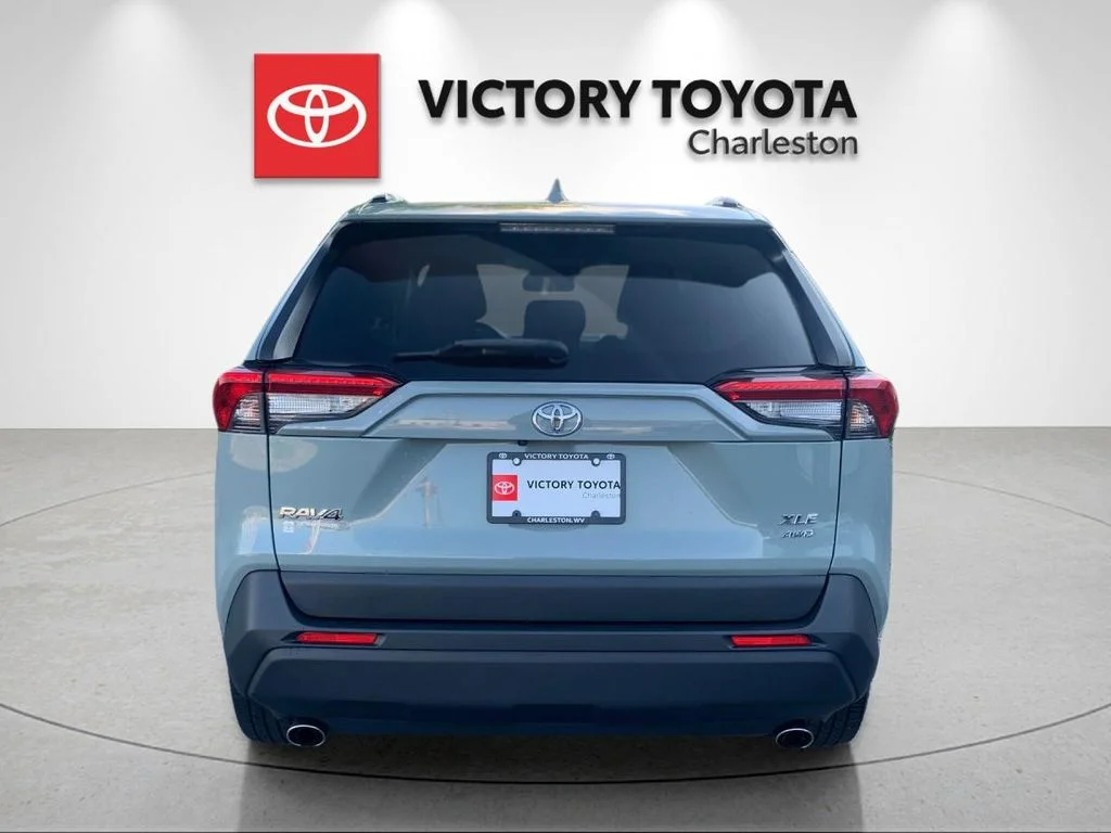 Used 2020  Toyota XLE Premium image 4