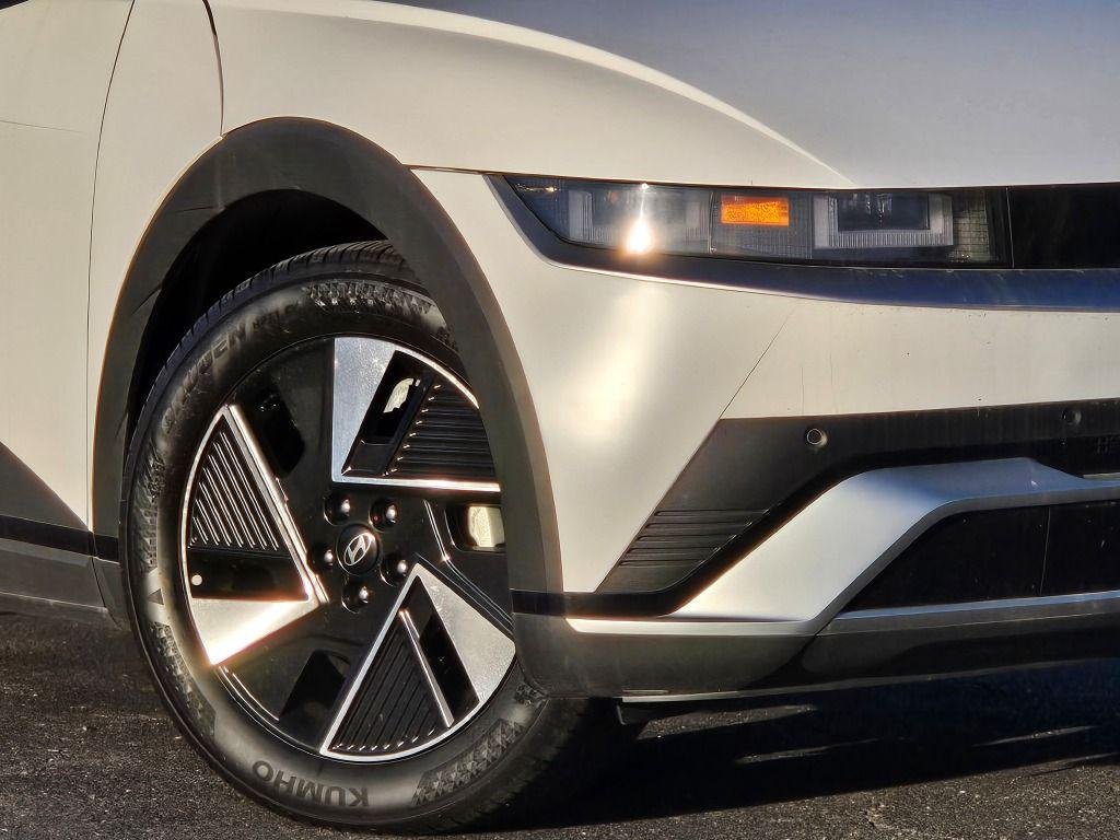 New 2025 White Hyundai SEL image 3