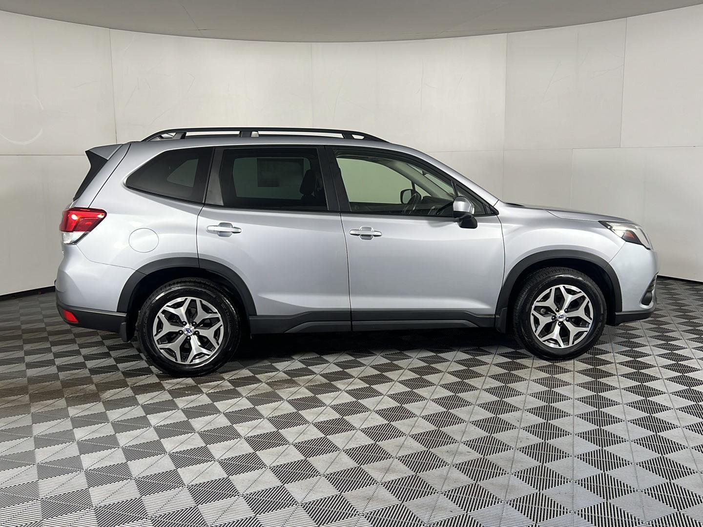 Used 2023 Ice Silver Metallic Subaru Premium image 9