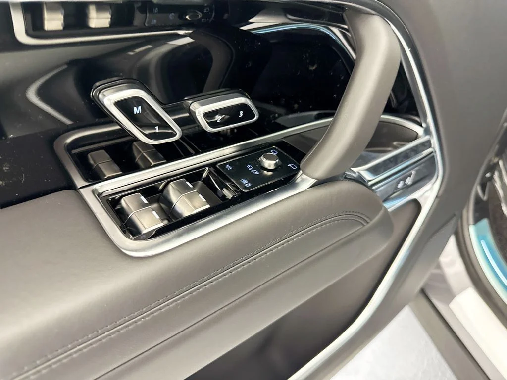 New 2026 Eiger Grey Land Rover SE image 18