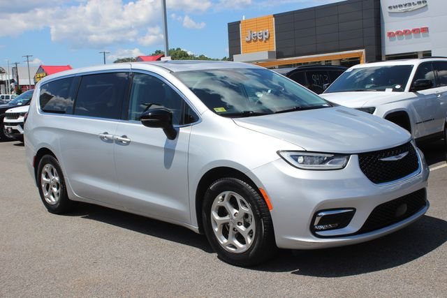2024 Chrysler Pacifica Limited's photo