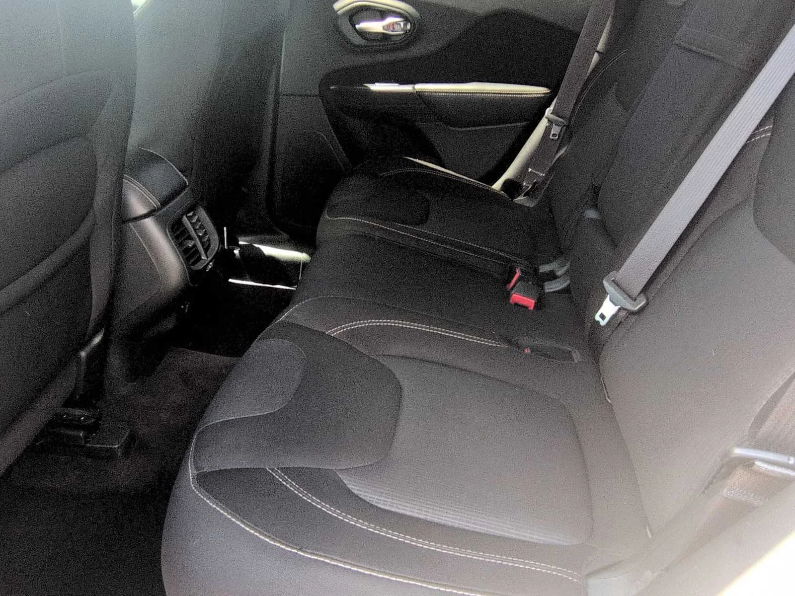Used 2016 Billet Silver Metallic Clearcoat Jeep Latitude image 20