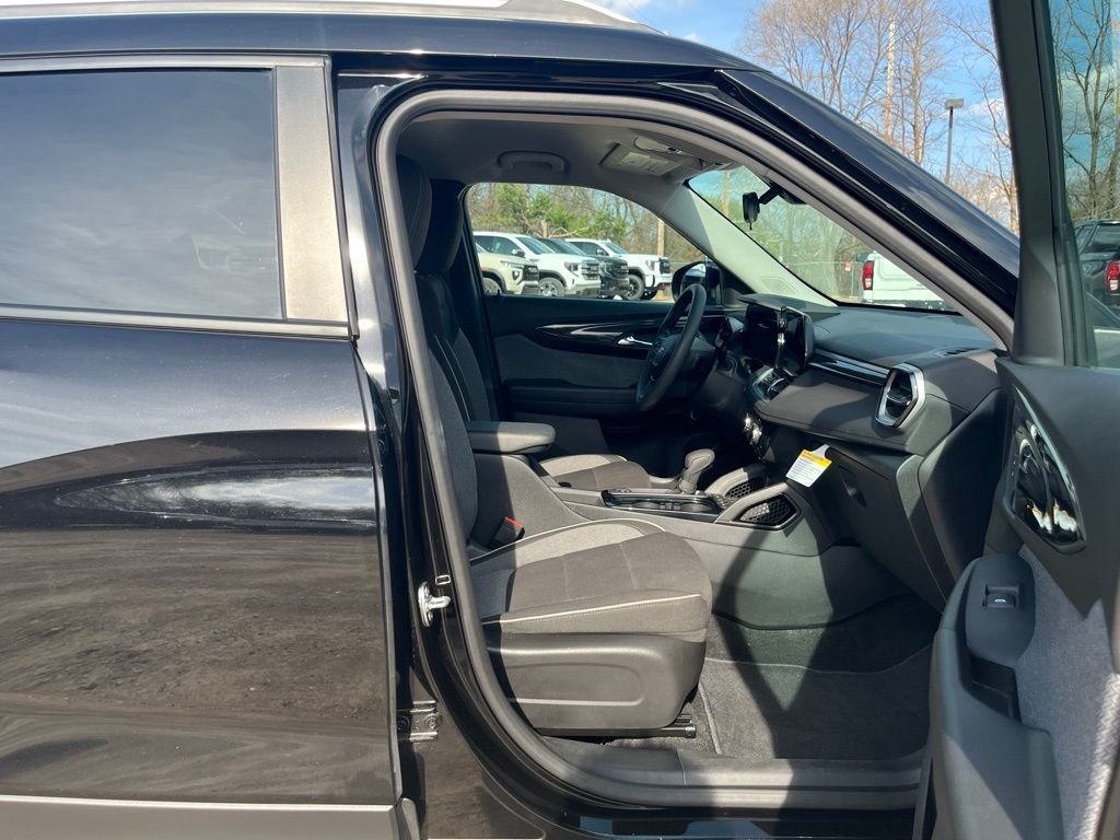Used 2025 Black Metallic Chevrolet LT image 31