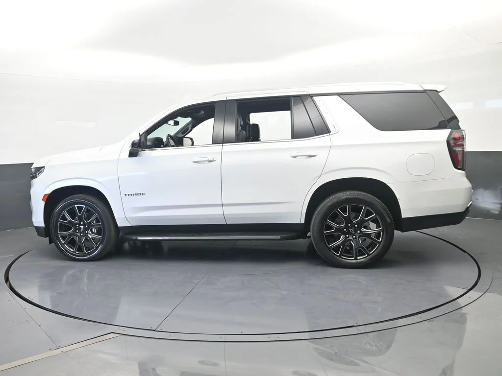 Used 2023 Iridescent Pearl Tricoat Chevrolet LT image 3