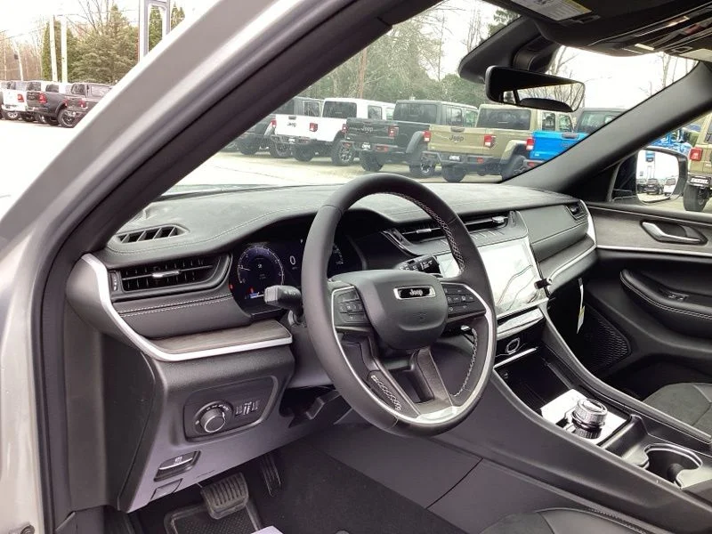 New 2026 Silver Zynith Exterior Paint Jeep Altitude image 30