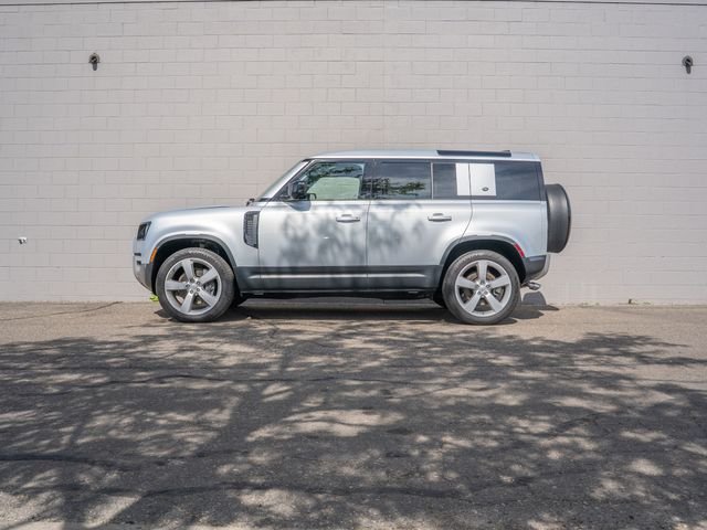 Used 2024  Land Rover SE image 2