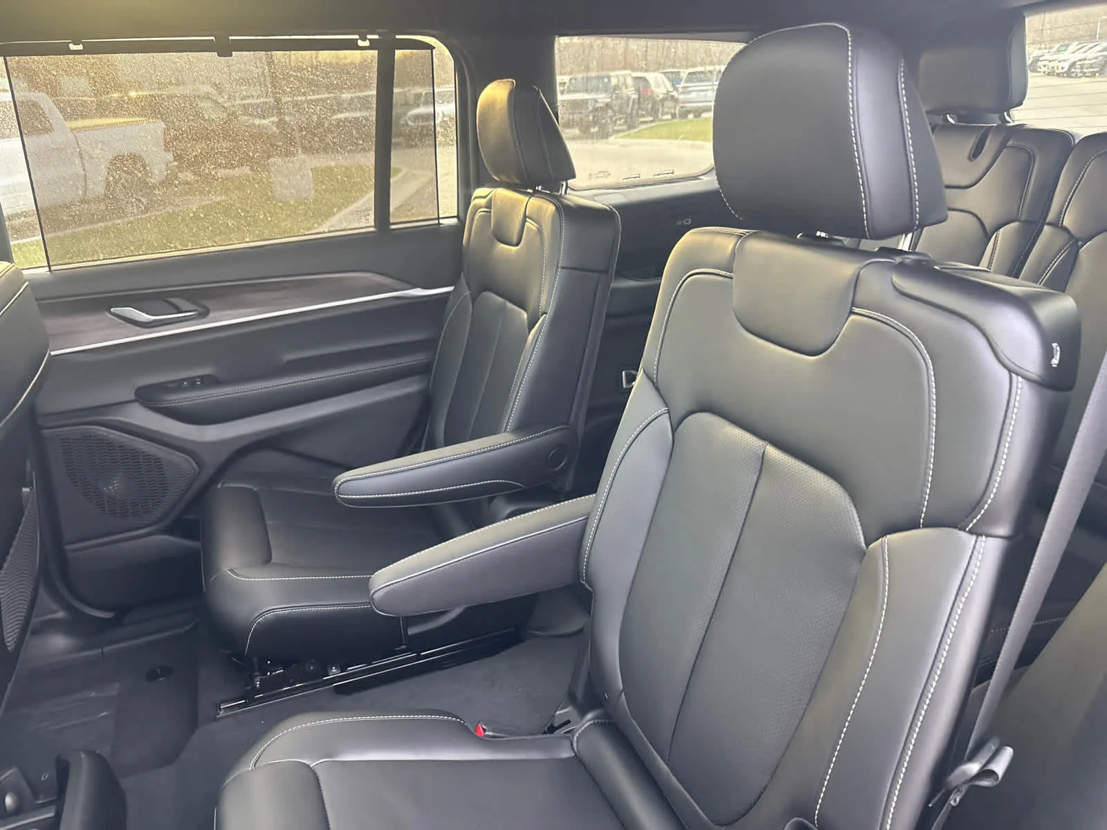 New 2025 Diamond Black Crystal Pearl-Coat Exterior Paint Jeep Limited image 12