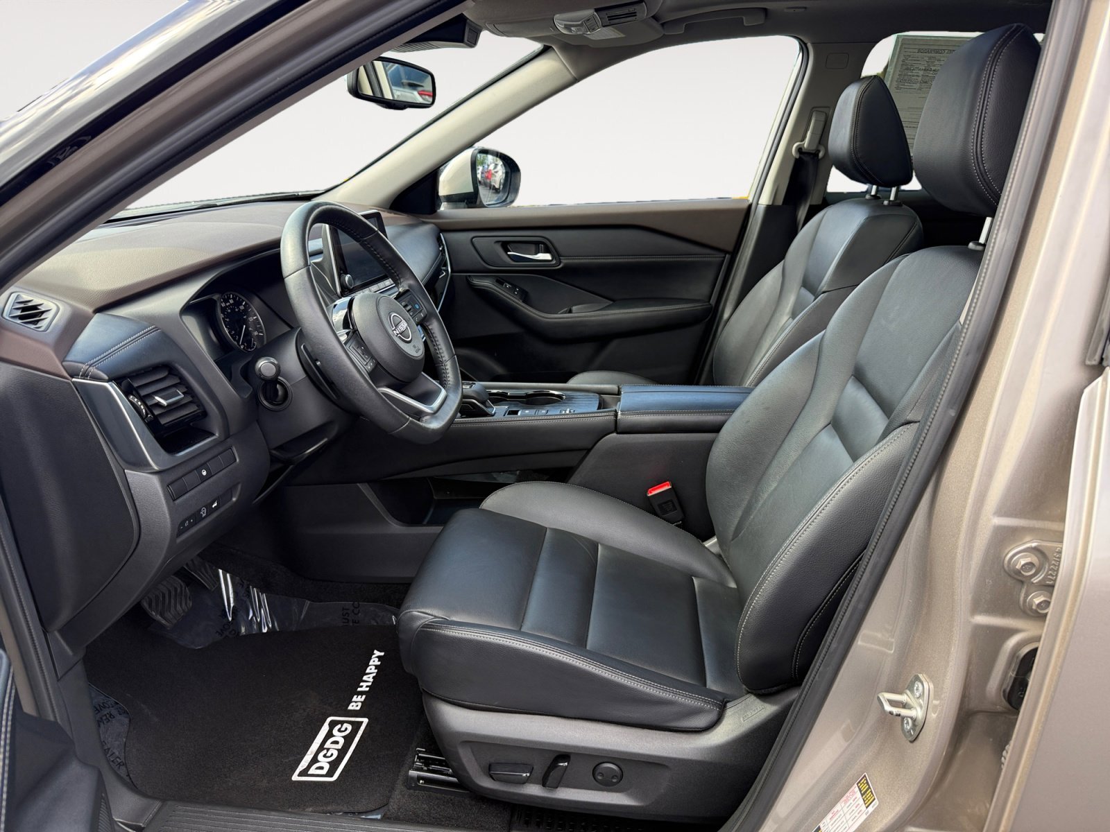 Used 2023 Champagne Silver Nissan SL image 10