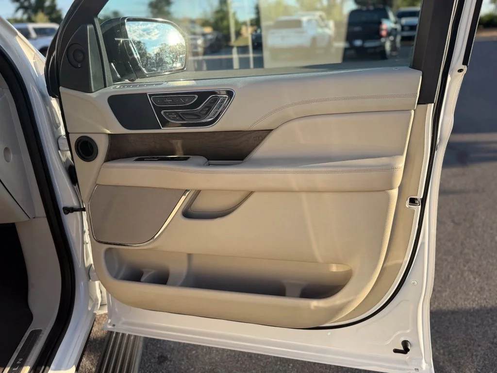 Used 2019 White Lincoln Reserve image 14