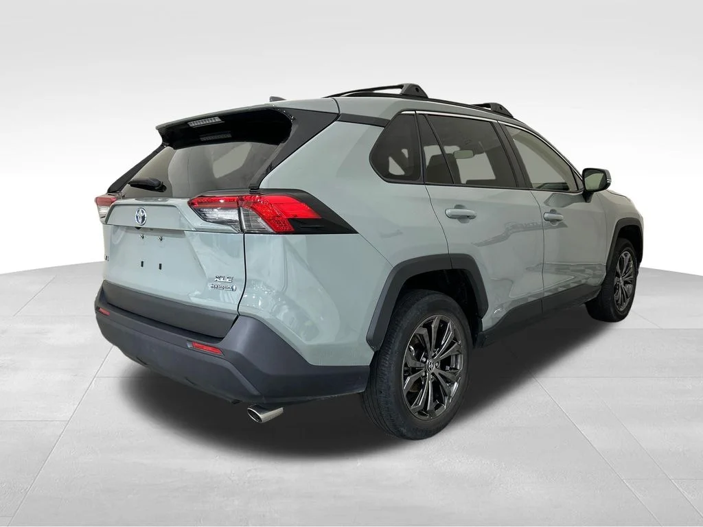 Used 2022 Green Toyota XLE Premium image 5