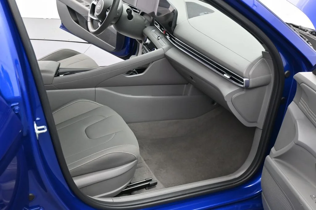 Used 2025 Blue Hyundai SEL Convenience image 15