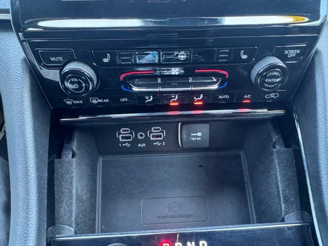 Used 2022 White Jeep Altitude image 28