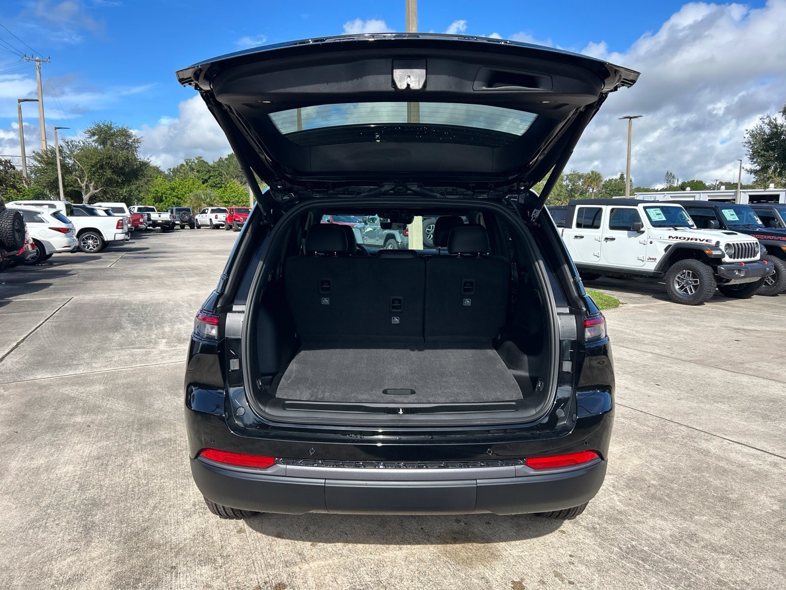 New 2027 High-Gloss Black Paint Jeep Laredo Altitude image 32