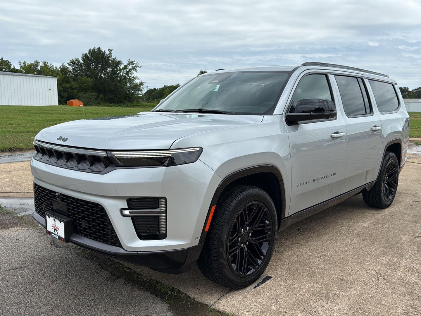New 2026 Silver-Zynith Exterior Paint Jeep Limited Reserve image 3