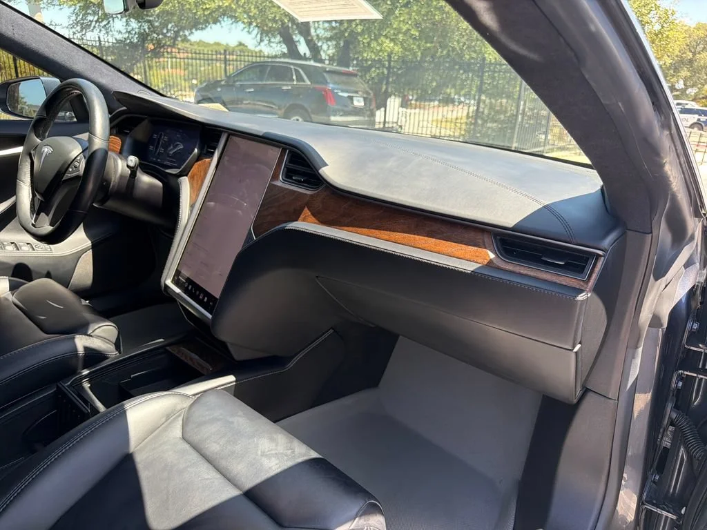 Used 2018  Tesla 75D image 41