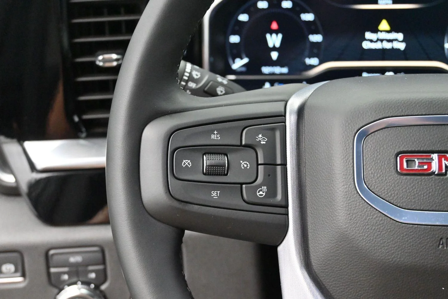 Used 2025 Onyx Black GMC Elevation image 17