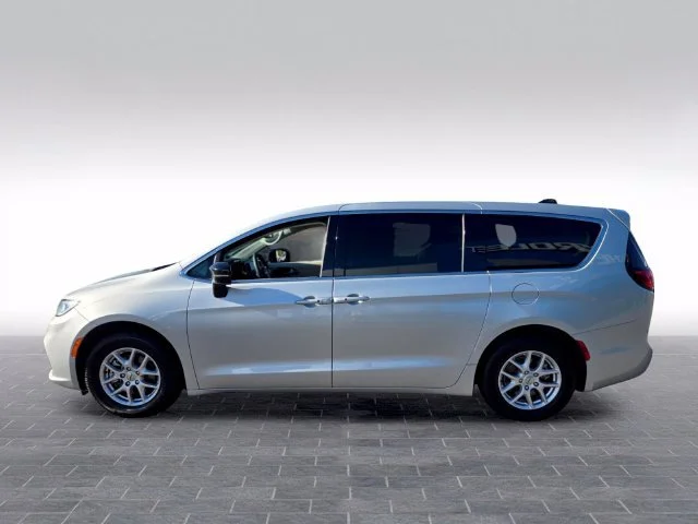 Used 2024 Silver Chrysler Touring L image 4