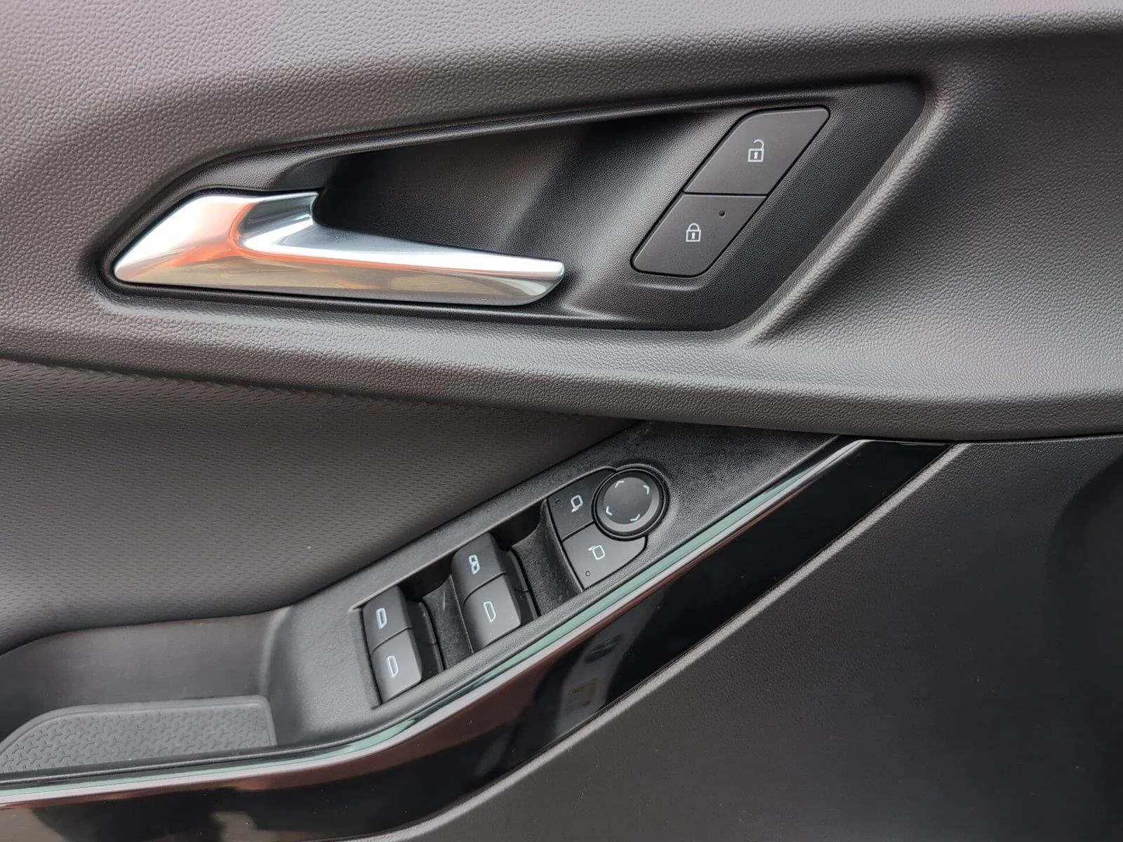 Used 2025 Summit White Chevrolet LT image 16
