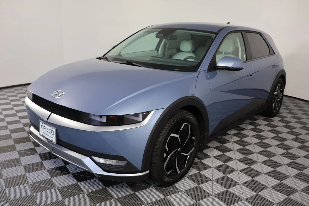 Used 2023 Blue Hyundai SEL image 4