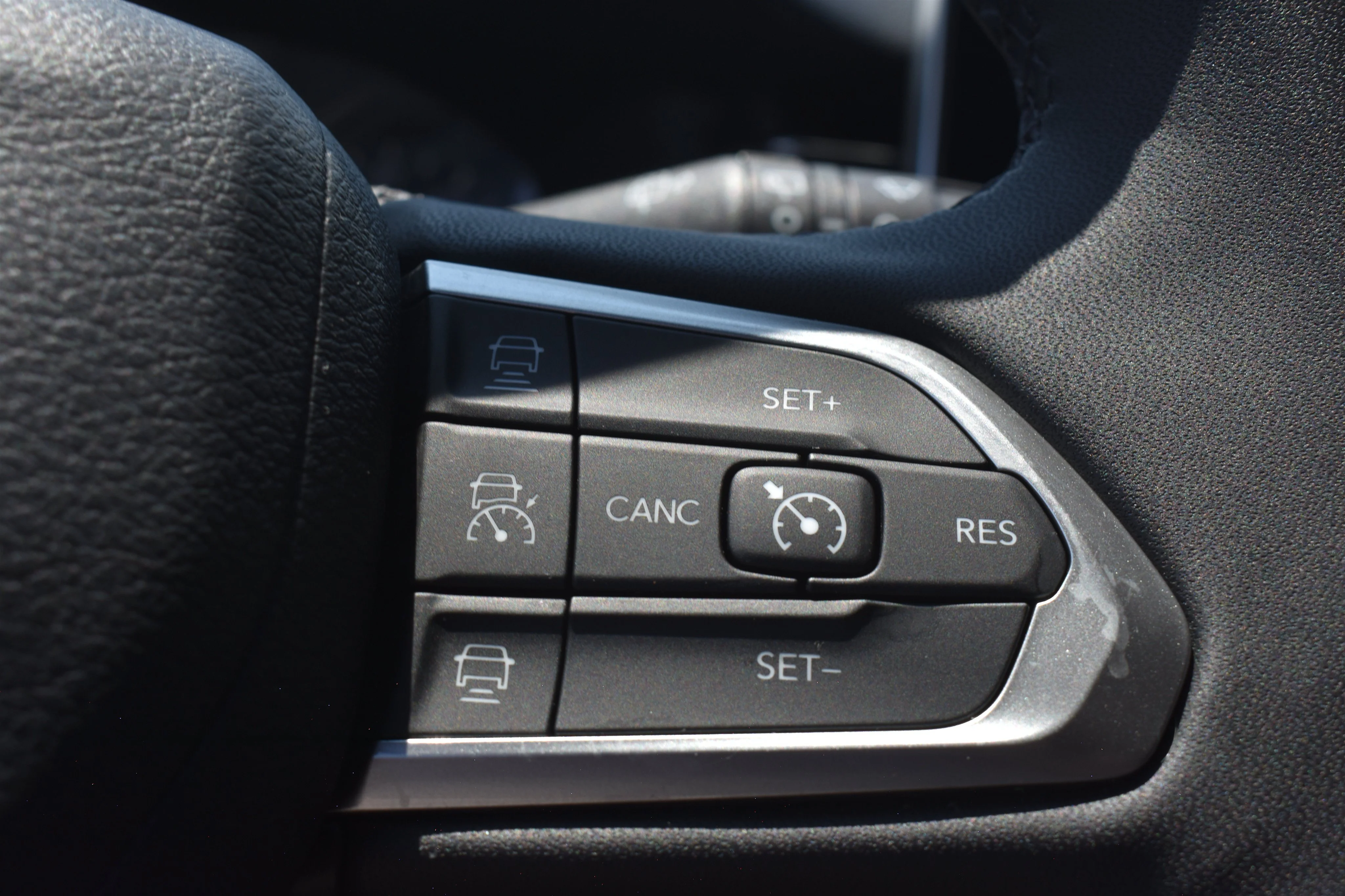 Used 2023 Granite Crystal Metallic Clearcoat Jeep Limited image 22