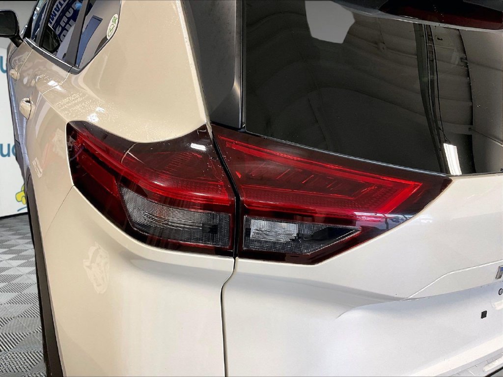 Used 2023 White Nissan SV image 33