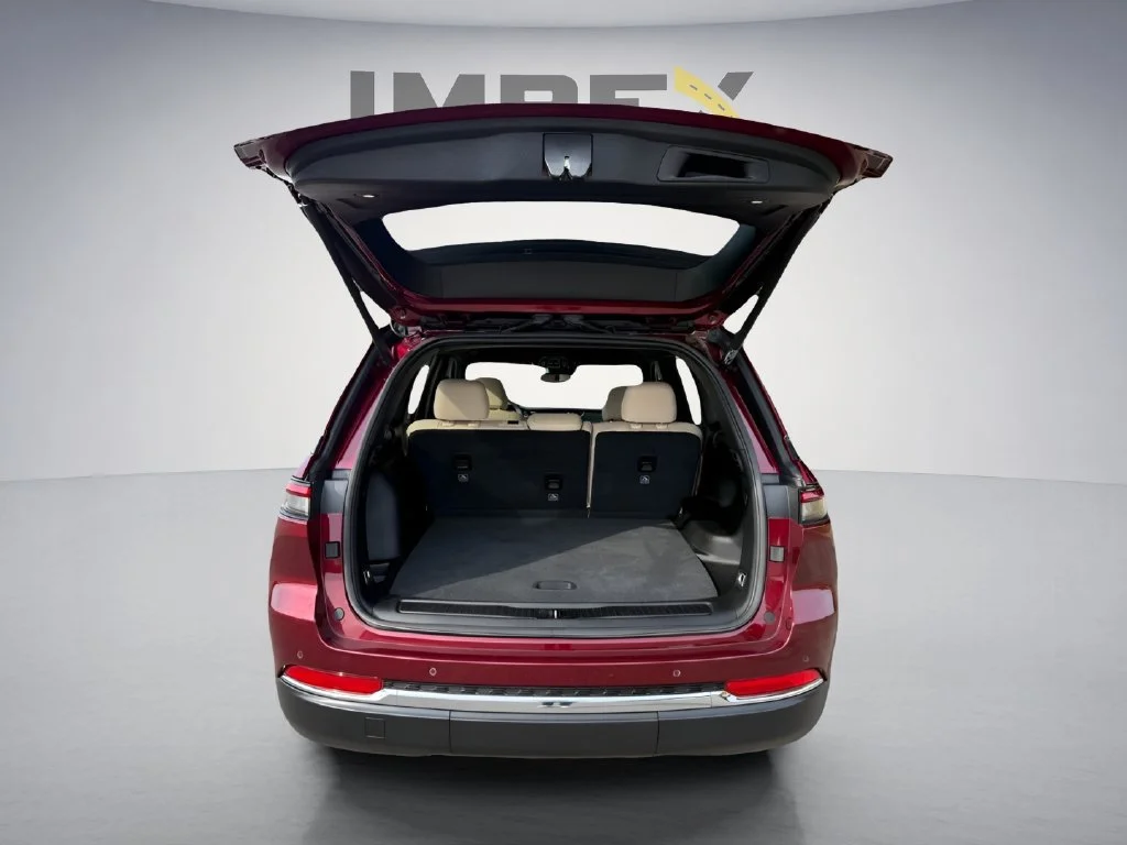 Used 2023  Jeep Limited image 30
