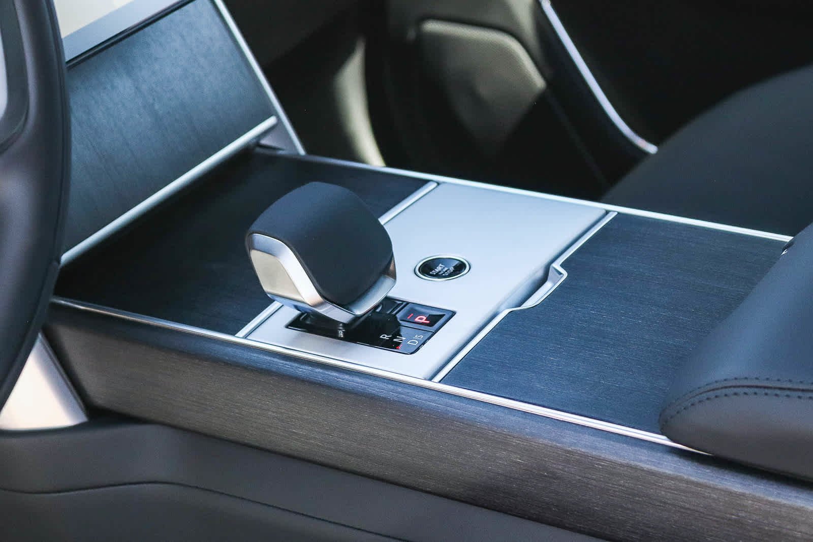 New 2026 Carpathian Grey Land Rover SE image 18