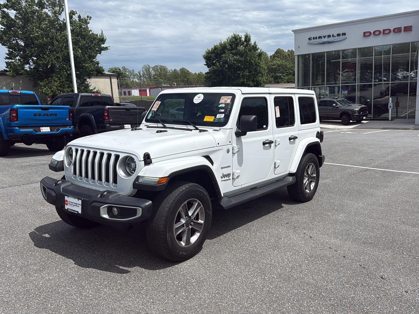 Used 2022  Jeep Sahara image 3