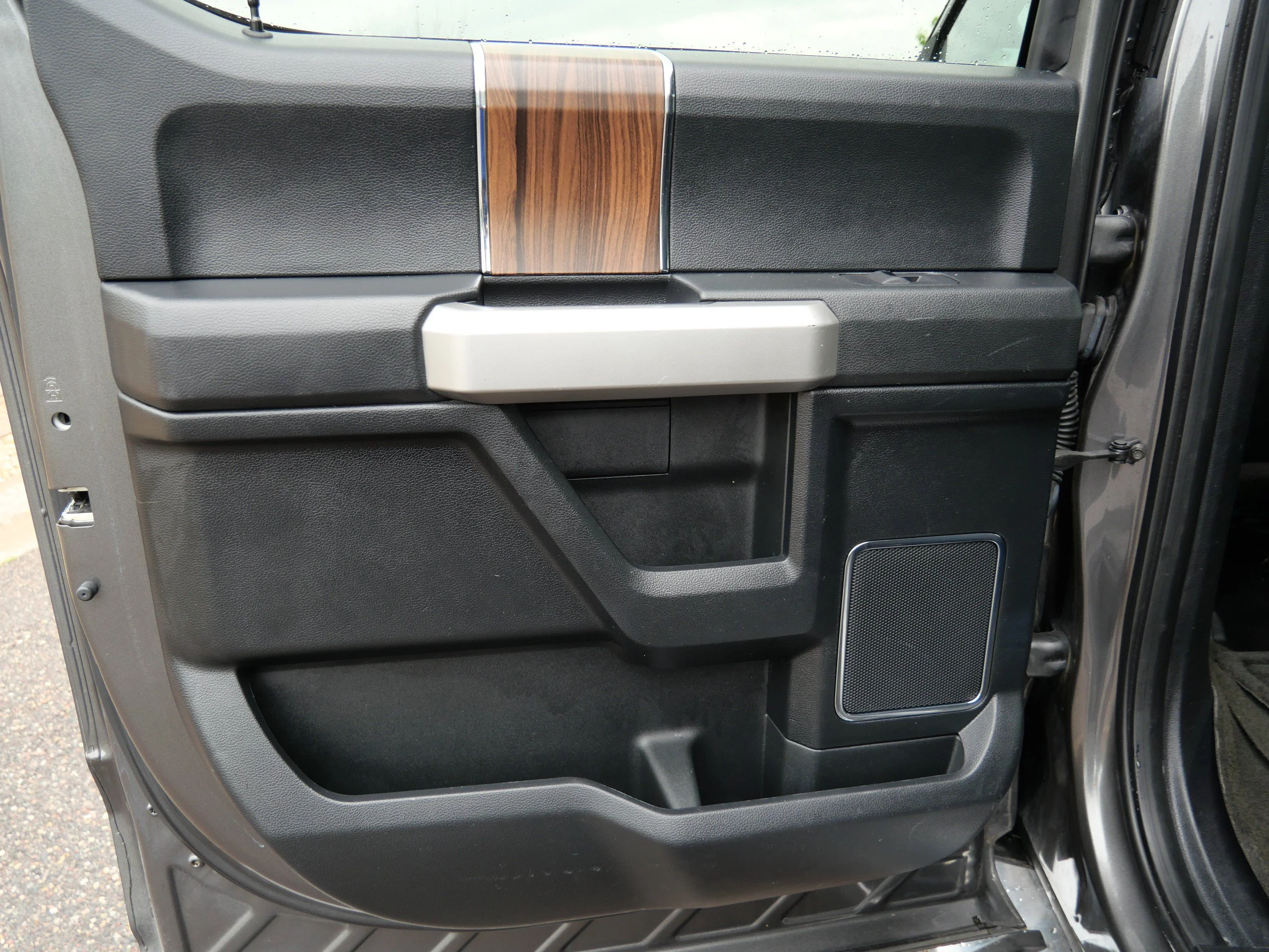 Used 2015 Magnetic Metallic Ford Lariat image 14