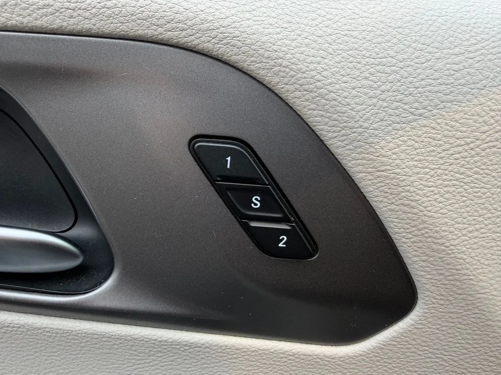 Used 2023 Black Chrysler Touring L image 6