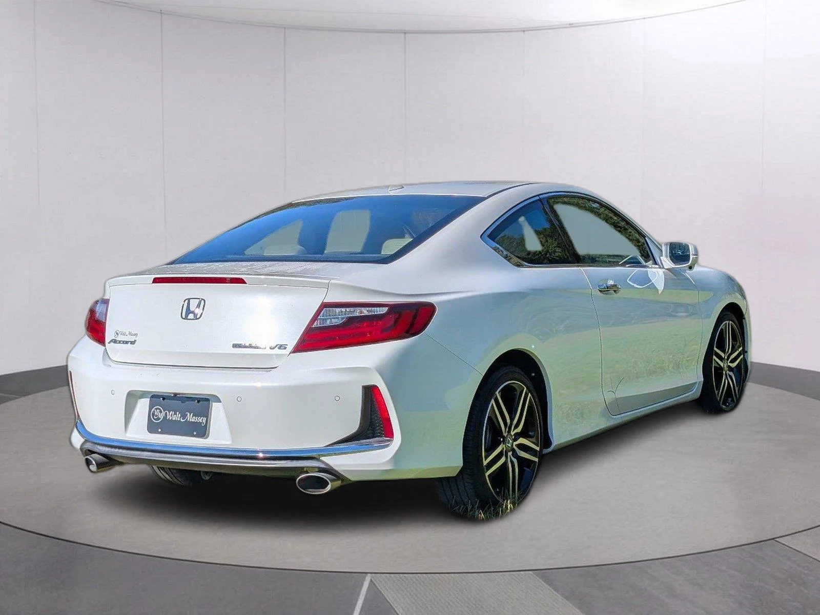 Used 2017  Honda Touring image 6