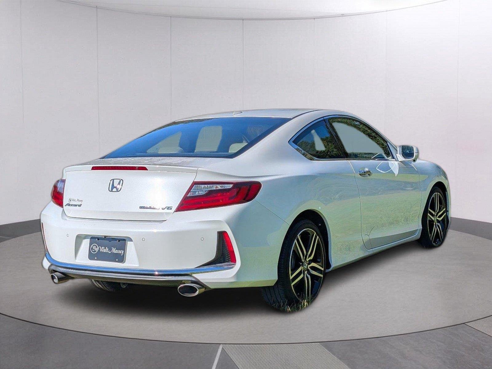 Used 2017  Honda Touring image 6
