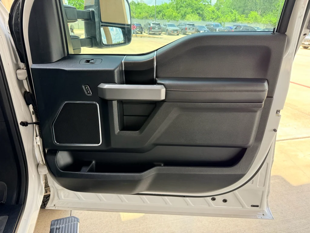 Used 2018 White Platinum Metallic Tri-Coat Ford Platinum image 11