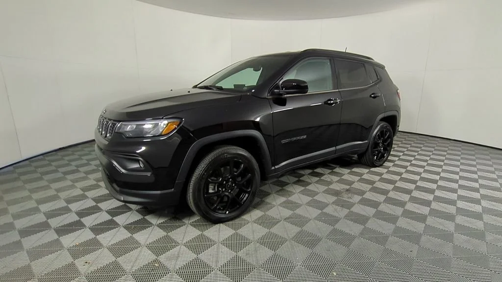 New 2026 Diamond Black Crystal Pearl-Coat Exterior Paint Jeep Latitude Altitude image 8