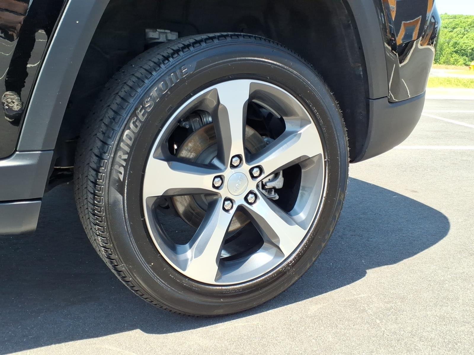 Used 2025 Diamond Black Crystal Pearlcoat Jeep Limited image 14