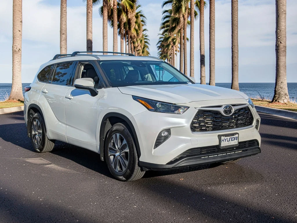 Used 2022 Beige Toyota XLE image 4