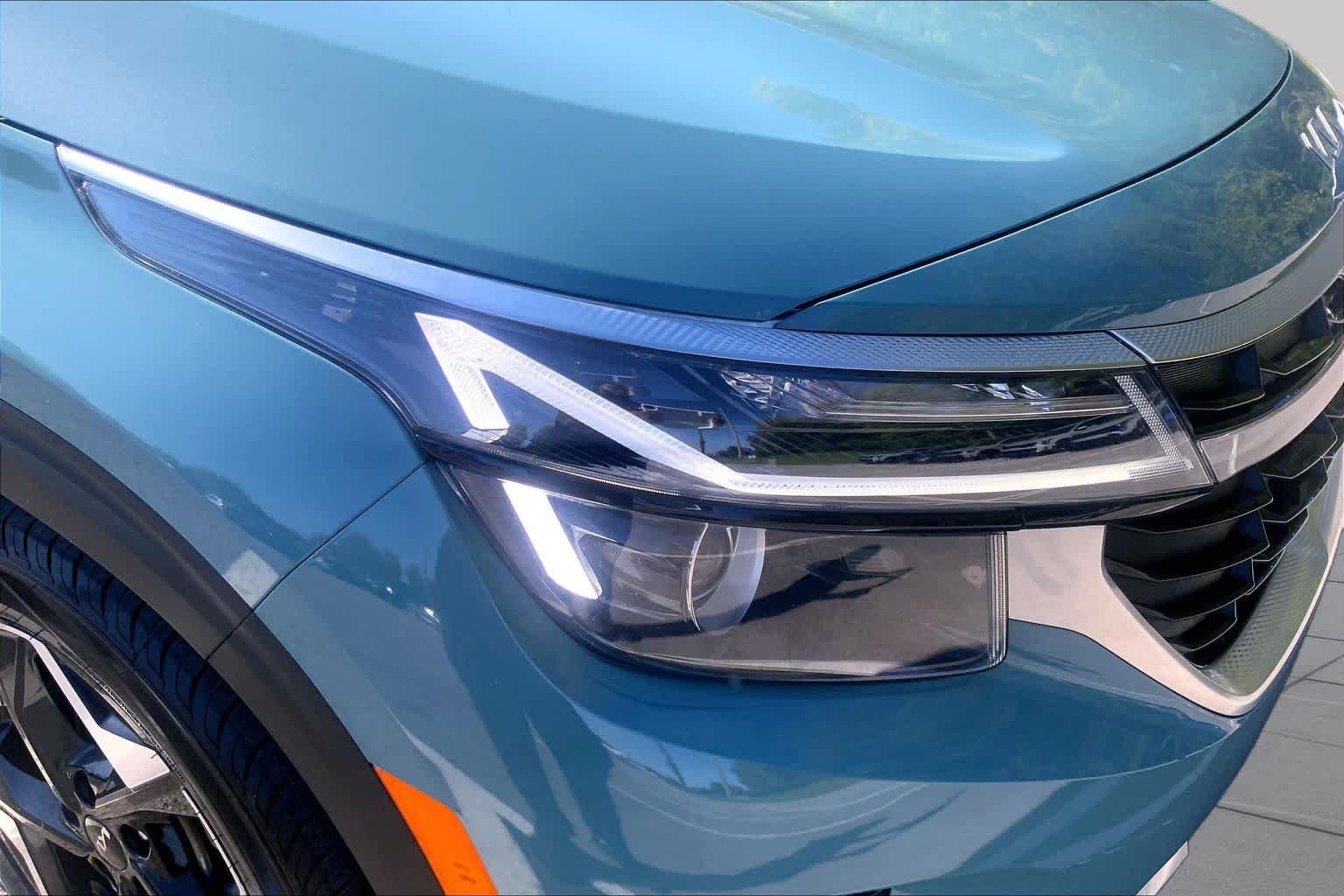 Certified Used 2025 Pluton Blue/Black Roof Kia S image 26