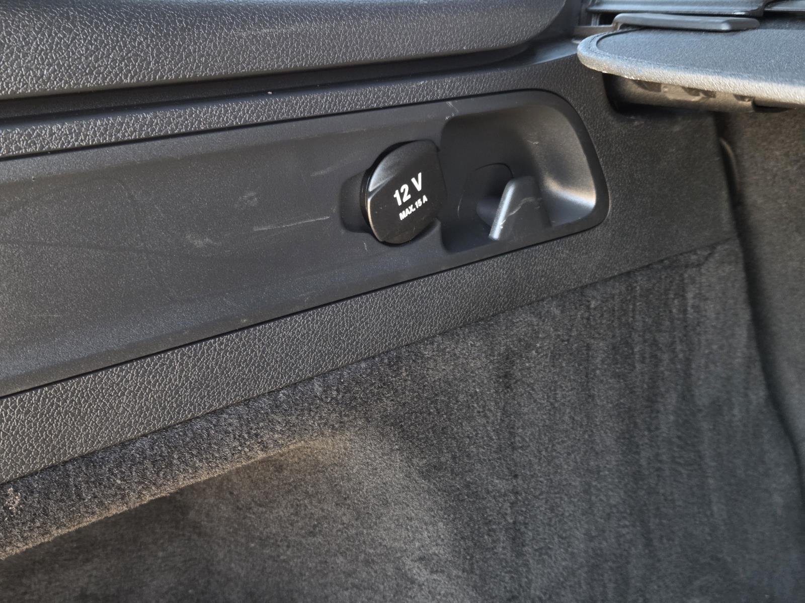 Used 2018 designo Diamond White Metallic Mercedes-Benz GLC 300 image 11