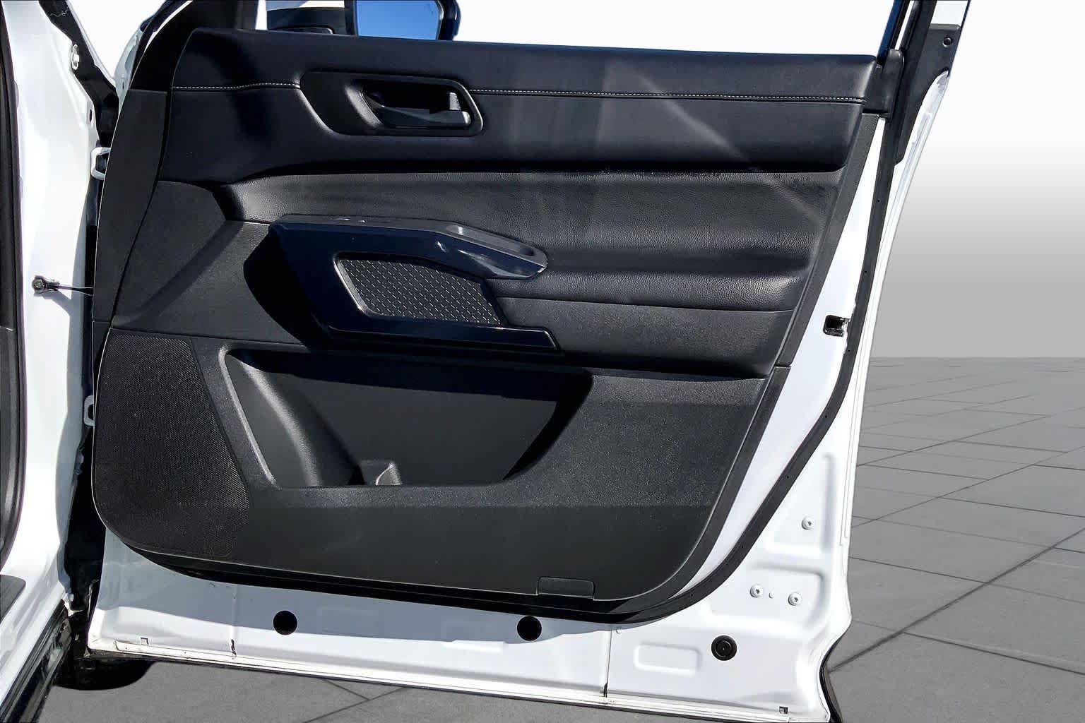 Used 2025 Everest White Pearl Tricoat Nissan SV image 22