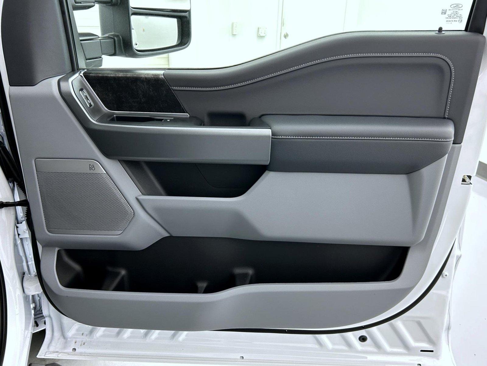 New 2027 Oxford White Ford XLT image 16