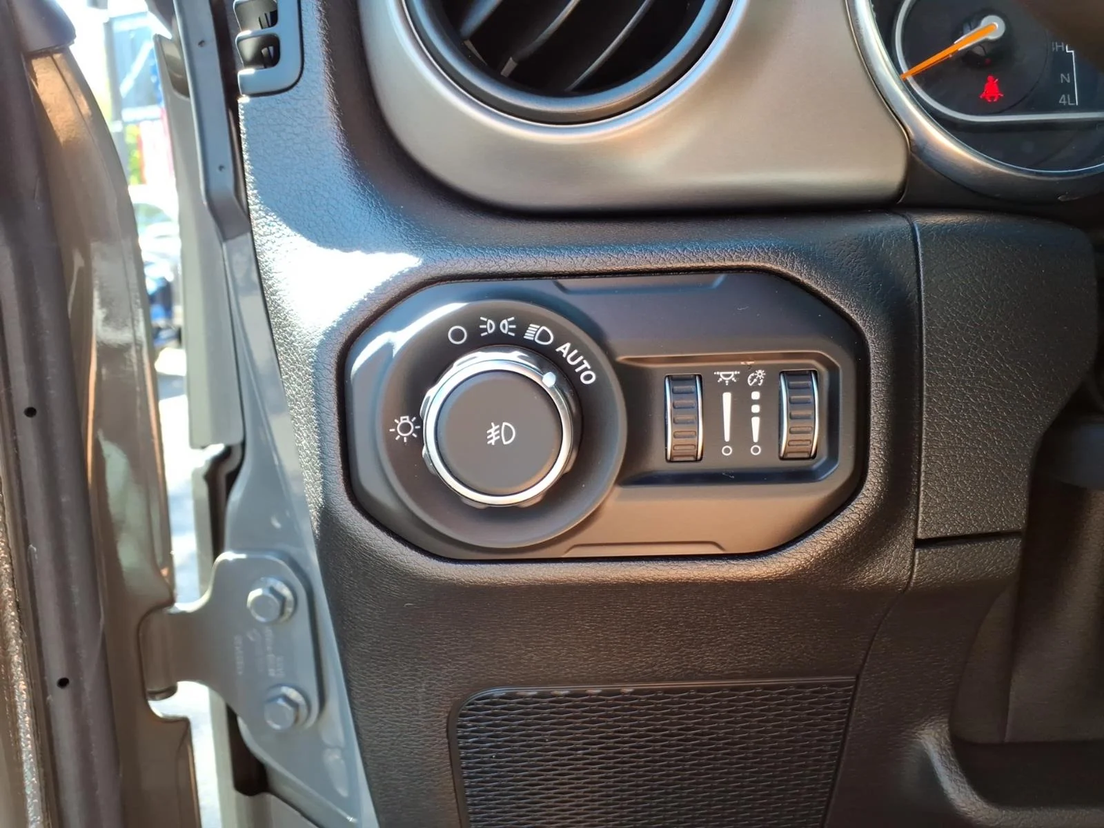 Used 2020 GRAY Jeep Sport S image 25