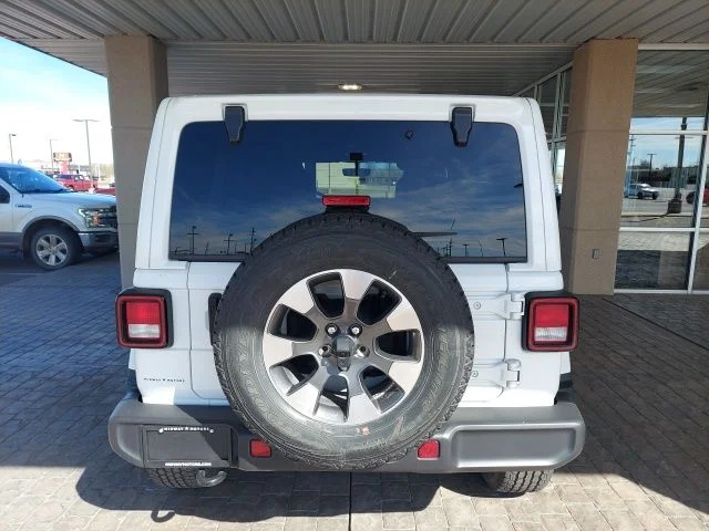 Used 2022 White Jeep Unlimited Sahara image 6