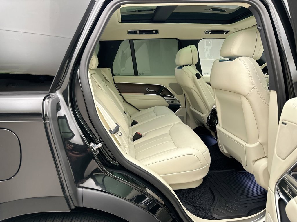 New 2027 Santorini Black Land Rover SE image 7