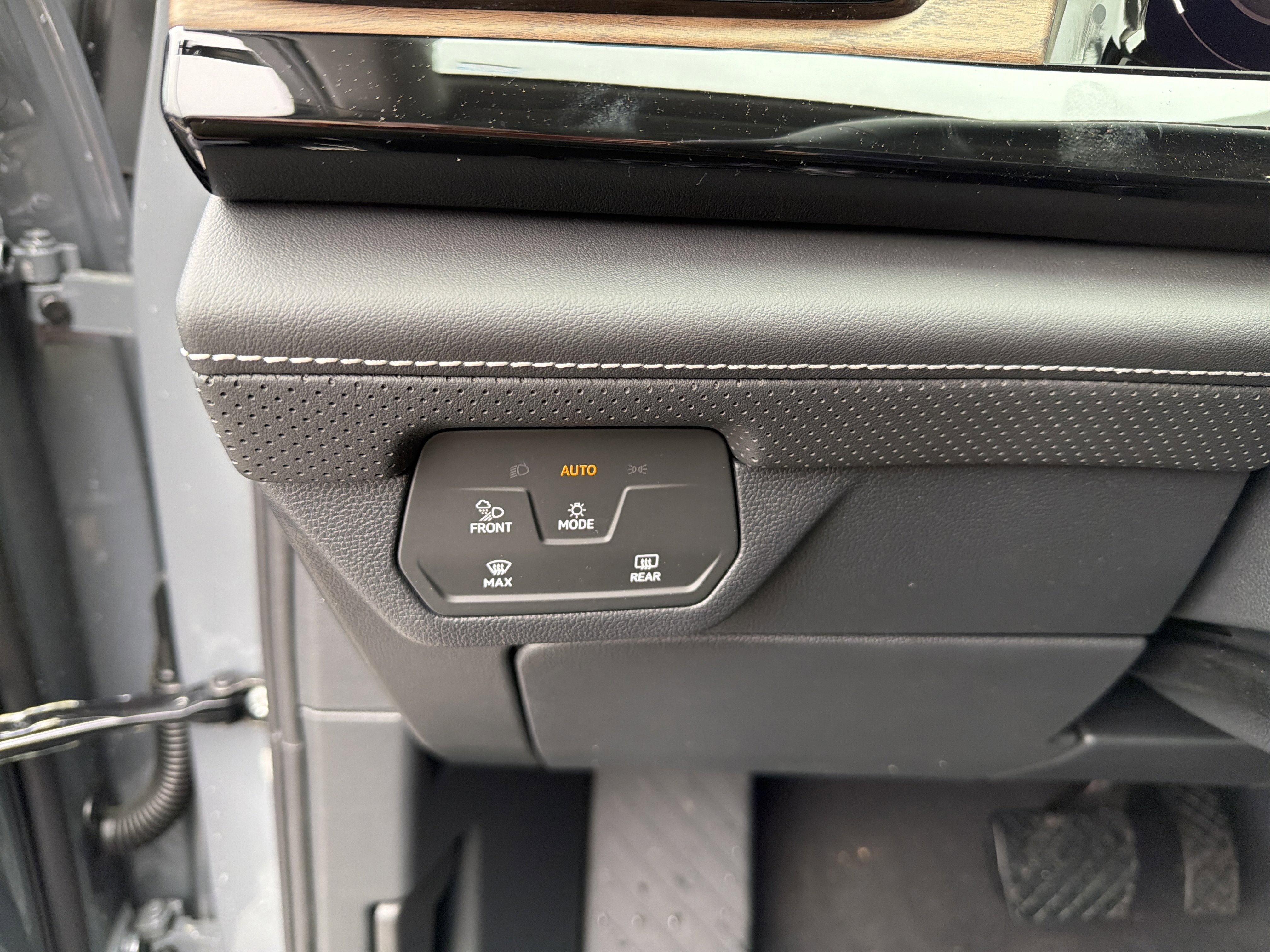 New 2026 Pure Gray Volkswagen 2.0T SE w/Technology image 14