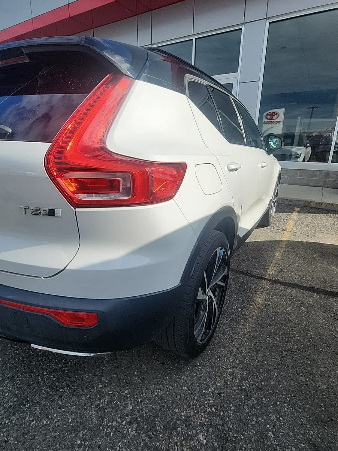 Used 2020 White Volvo R-Design image 4