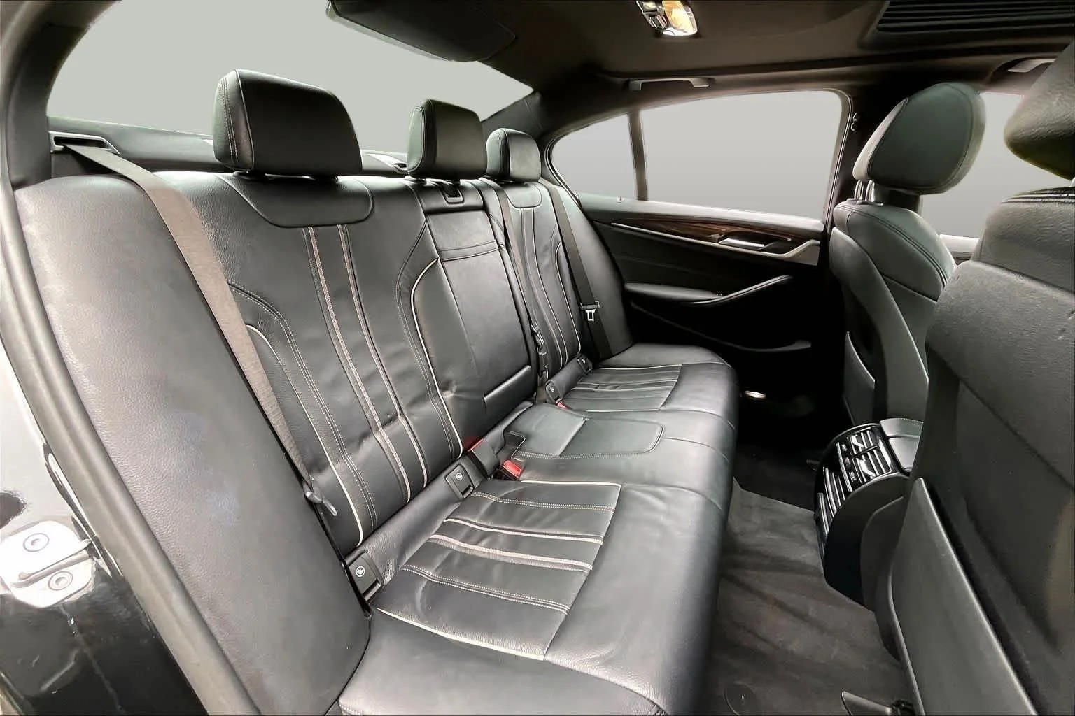 Used 2020 Black Sapphire Metallic BMW 530i xDrive image 19