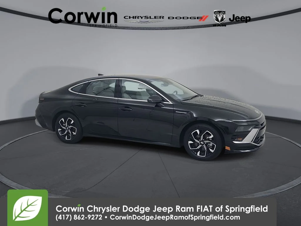 Used 2025 Black Hyundai SEL image 1