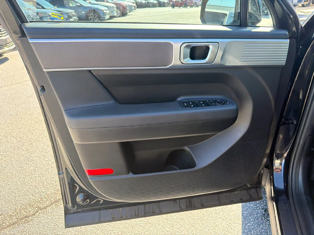 Used 2024 Black Hyundai SE image 10